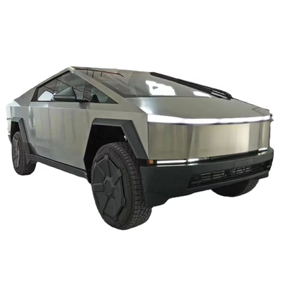 Silberner Tesla Cyber Off-Road Pickup mit Stahlkarosserie und maximaler Geschwindigkeit von 180 km/h