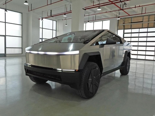 Silberner Tesla Cyber Off-Road Pickup mit Stahlkarosserie und maximaler Geschwindigkeit von 180 km/h