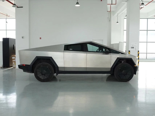 Silberner Tesla Cyber Off-Road Pickup mit Stahlkarosserie und maximaler Geschwindigkeit von 180 km/h