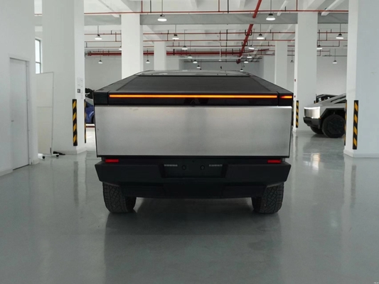 Silberner Tesla Cyber Off-Road Pickup mit Stahlkarosserie und maximaler Geschwindigkeit von 180 km/h