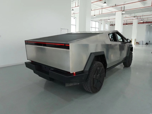 Silberner Tesla Cyber Off-Road Pickup mit Stahlkarosserie und maximaler Geschwindigkeit von 180 km/h