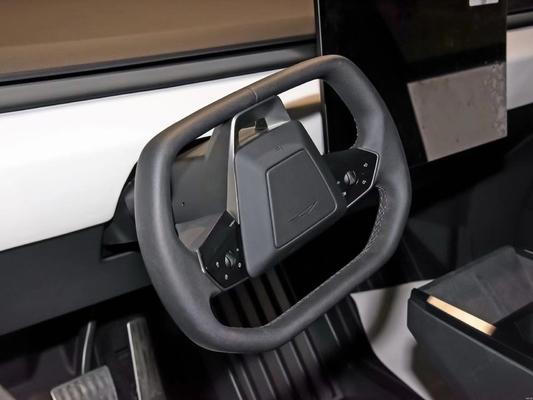 Silberner Tesla Cyber Off-Road Pickup mit Stahlkarosserie und maximaler Geschwindigkeit von 180 km/h