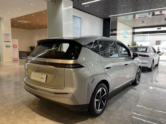 s 2023 AION Y Plus Energy SUV mit 400-600 km Reichweite und dunklen Innenraumfarben 5