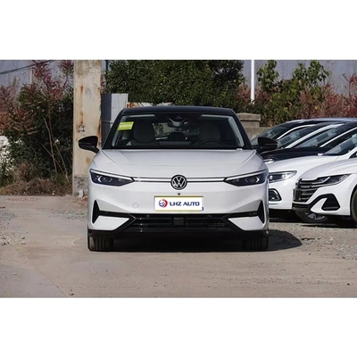 Lassen Sie die Kraft des 2024 Volkswagen ID7 frei, eine rein elektrische Limousine mit 310 N.m Drehmoment.