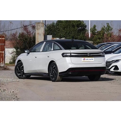 Lassen Sie die Kraft des 2024 Volkswagen ID7 frei, eine rein elektrische Limousine mit 310 N.m Drehmoment.