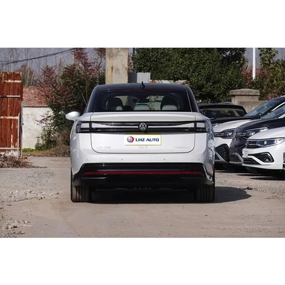 Lassen Sie die Kraft des 2024 Volkswagen ID7 frei, eine rein elektrische Limousine mit 310 N.m Drehmoment.