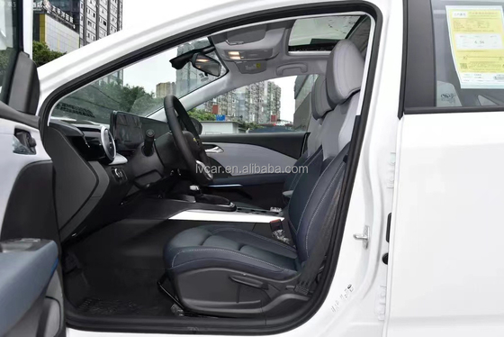 Verbessern Sie Ihre Pendelfahrt mit dem elektrischen Lederinterieur der Chevrolet Cruze Compact Sedan