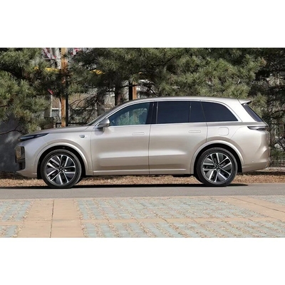 Li L8's schönster Großfamilien-SUV mit Ledersitzen und automatischer Klimasteuerung.