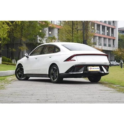 Die Limousine der A-Klasse von 2024 von Wuling Motors mit maximaler Geschwindigkeit von 145 km/h und langen Ausdauer