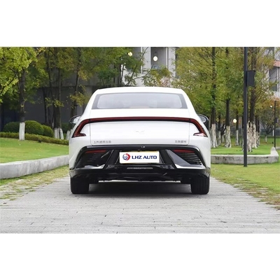 Die Limousine der A-Klasse von 2024 von Wuling Motors mit maximaler Geschwindigkeit von 145 km/h und langen Ausdauer
