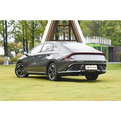 Erleben Sie Luxus mit der 2024 Starlight Hybrid Limousine von Wuling 5 Türen 5 Sitzplätze Perfektion